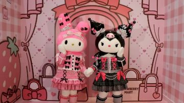 My Melody dan Kuromi dalam kostum ulang tahun mereka  My Melody dan Kuromi dalam kostum ulang tahun mereka