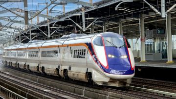 Yamagata Shinkansen Seri E3 di Stasiun Nasushiobara Yamagata Shinkansen Seri E3 di Stasiun Nasushiobara