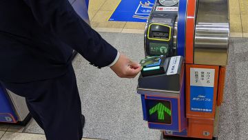 Gerbang tiket di stasiun bawah tanah Fukuoka Jepang Uji Coba pembayaran transportasi publik dengan kartu kredit