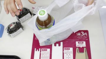 Sebuah tanda yang menjelaskan biaya untuk kantong plastik di minimarket Turis asing ditangkap usai memukul pennjaga toko