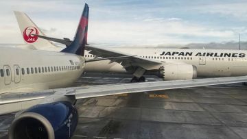 Japan Airlines menabrak Delta Air Lines saat mendarat. Japan Airlines menabrak Delta Air Lines saat mendarat.