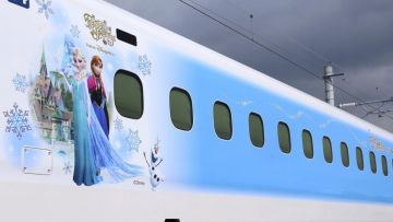 Tokaido Shinkansen bertema karakter Disney.