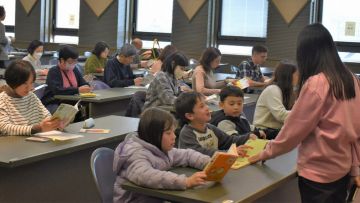 Klub Buku di Fukuoka Ini Bantu Orang Asing Belajar Bahasa Jepang Klub Buku di Fukuoka Ini Bantu Orang Asing Belajar Bahasa Jepang