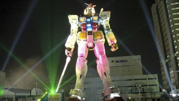 Patung Gundam seukuran asli yang sempat dipamerkan di Shizuoka pada tahun 2010 Patung Gundam seukuran asli yang sempat dipamerkan di Shizuoka pada tahun 2010
