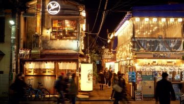 Suasana Hobo Shinjuku Norengai di malam hari Suasana Hobo Shinjuku Norengai di malam hari