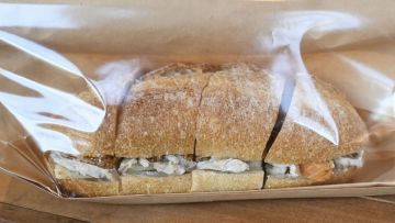 Sandwich funazushi dengan isian keju Sandwich funazushi dengan isian keju