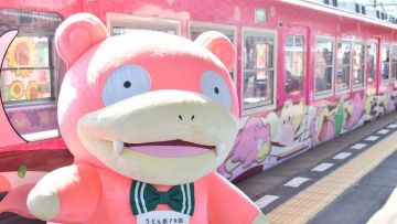 Slowpoke memamerkan kereta yang bertema dirinya Slowpoke memamerkan kereta yang bertema dirinya