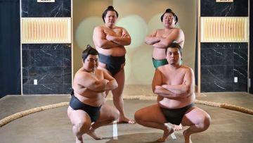 Minum Wiski Sambil Nonton Sumo di Asakusa Sumo Club Annex Minum Wiski Sambil Nonton Sumo di Asakusa Sumo Club Annex