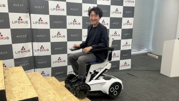 Kursi roda elektrik dari Lifehub Inc. untuk segala medan (Kyodo). Kursi roda elektrik dari Lifehub Inc. untuk segala medan (Kyodo).