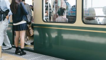 Ilustrasi. Gadis SMA Jepang hendak menaiki kereta (Pakutaso) Ilustrasi. Gadis SMA Jepang hendak menaiki kereta (Pakutaso)
