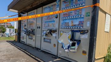3 vending machine di Kamakura Seaside Park yang dirusak dan dijarah 3 vending machine di Kamakura Seaside Park yang dirusak dan dijarah oleh turis asing