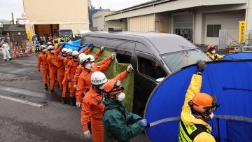 Upaya evakuasi jenazah pengemudi truk korban sinkhole (JIJI)