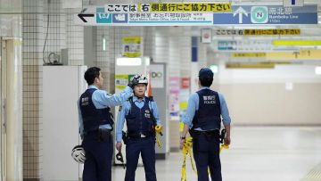 Petugas polisi berkumpul di Stasiun Todaimae di mana dua orang terluka setelah serangan pisau Petugas polisi berkumpul di Stasiun Todaimae di mana dua orang terluka setelah serangan pisau