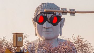 Patung Buddha tampak mengenakan kacamata hitam di Kota Konan, Prefektur Aichi Patung Buddha tampak mengenakan kacamata hitam di Kota Konan, Prefektur Aichi