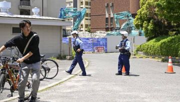 Polisi yang mengamankan area konstruksi tempat ditemukannya objek diduga bom (Kyodo). Polisi yang mengamankan area konstruksi tempat ditemukannya objek diduga bom (Kyodo).