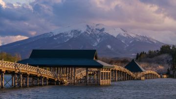 Pemandangan Tsurunomai Bridge dengan Gunung Iwaki di belakangnya Pemandangan Tsurunomai Bridge dengan Gunung Iwaki di belakangnya