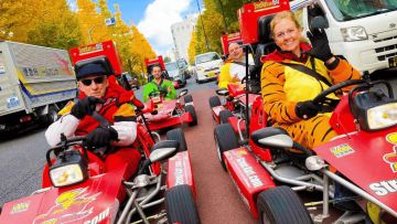 Sekelompok turis menaiki go-kart di Shibuya Sekelompok turis menaiki go-kart di Shibuya