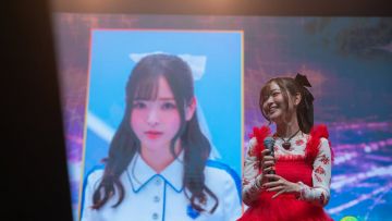 Sally Amaki berbincang-bincang dengan para penggemarnya di Day Stage