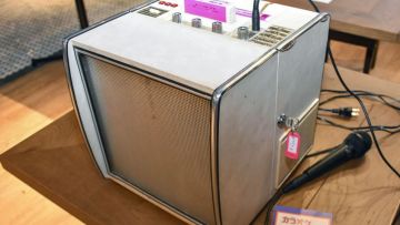 Mesin karaoke pertama di dunia Mesin karaoke pertama di dunia