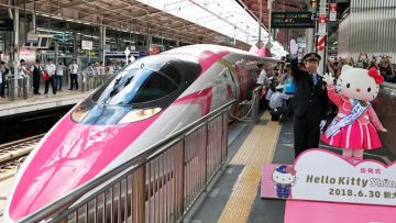 Peluncuran Shinkansen Hello Kitty di Stasiun JR Shin Osaka tahun 2018 Peluncuran Shinkansen Hello Kitty di Stasiun JR Shin Osaka tahun 2018