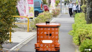 Uji coba robot pesan antar milik Seven-Eleven di Kota Hachioji, Tokyo (JIJI) Uji coba robot pesan antar milik Seven-Eleven di Kota Hachioji, Tokyo (JIJI)