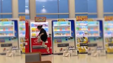 Potongan video yang menunjukan seorang WNA meruska vending machine di Bandara Jepang Potongan video yang menunjukan seorang WNA meruska vending machine di Bandara Jepang
