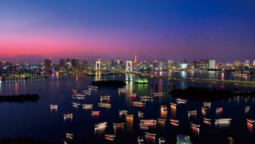 Pemandangan Tokyo Bay yang dipenuhi oleh Yakatabune di malam hari Pemandangan Tokyo Bay yang dipenuhi oleh Yakatabune di malam hari