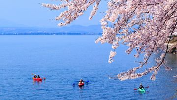 Wisatawan mendayung kayak di Danau Biwa Wisatawan mendayung kayak di Danau Biwa