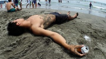 Ilustrasi. Orang yang bermain di pantai setelah meminum alkohol. Ilustrasi. Orang yang bermain di pantai setelah meminum alkohol.