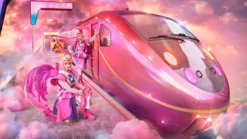 Kafe Kereta Unik di Kyoto dengan Nuansa Sakura yang Super Kawaii