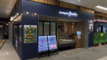 Sushi tuna yang segar di Yusuke Standing Sushi Bar