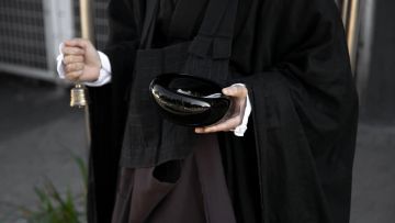 Biksu Jepang Ditangkap Karena Gunakan Kartu Asuransi Temuan