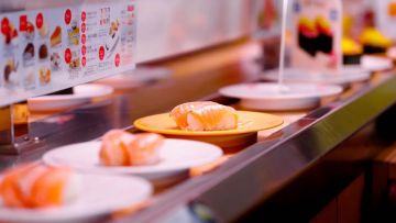 Viral Demi Konten, Pria Jepang Didenda Rp55 Juta Usai Isengi Sushi Berjalan 
