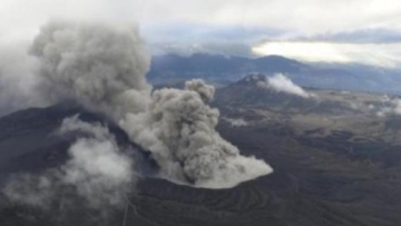 282354_asap-tebal-keluar-dari-gunung-aso-jepang-_663_382