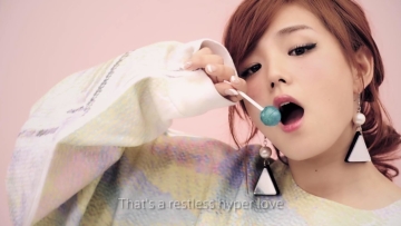 Ai Shinozaki menari dan bernyanyi dengan kembarannya di video musik lagu A-G-A-I-N (1)