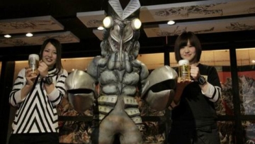 Bar bertema monster dari Ultraman dibuka kembali pada bulan April (3)