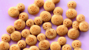 Biskuit Daruma yang ekspresif ini menggabungkan rasa dan kegembiraan