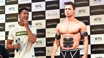 Cristiano Ronaldo bertemu kembarannya di Jepang (1)