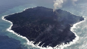 Fenomena Pulau Muncul dari Dalam Laut dan Makin Membesar