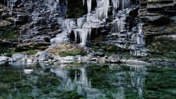 Fotografer Jepang mengabadikan foto-foto air terjun beku dan gua yang megah (1)