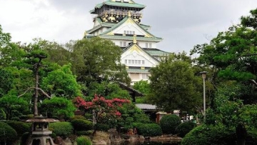 Indahnya pemandangan taman khas Jepang di Kastil Osaka Indahnya pemandangan taman khas Jepang di Kastil Osaka