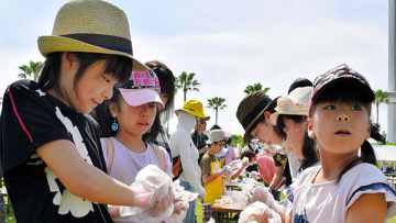 Kota Sakaide di Jepang menjadi juara dunia membuat nasi kepal dengan 700 nasi kepal selama 5 menit