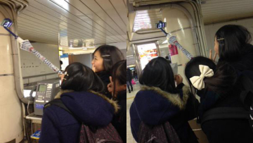 Kreatif Atau Irit Para Remaja Ini Gunakan Payung Sebagai Tongsis! (1)