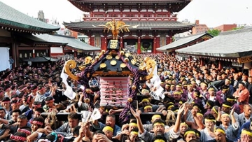 Kuil-kuil portabel berparade melintasi Asakusa di Sanja Matsuri Festival