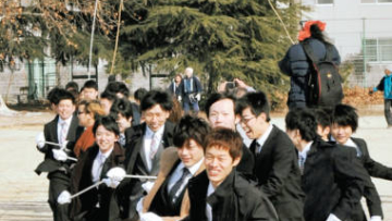 Layang-layang raksasa diterbangkan untuk merayakan Hari Datangnya Kedewasaan