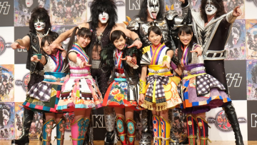 Momoiro Clover Z KISS (1)