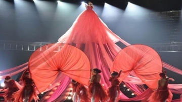 Musisi Jepang Peragakan Gaun Sepanjang 6,5 Meter