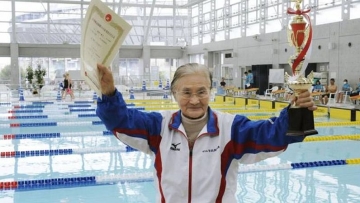 Nenek di Jepang Pecahkan Rekor Dunia Renang