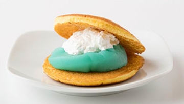 Oishii! Inilah Ramune Dorayaki, kue dorayaki dengan isi berwarna biru dan rasa yang unik! (1) Oishii! Inilah Ramune Dorayaki, kue dorayaki dengan isi berwarna biru dan rasa yang unik! (1)
