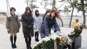 Para anggota grup AKB48 mengunjungi daerah bencana gempa Tohoku (7)